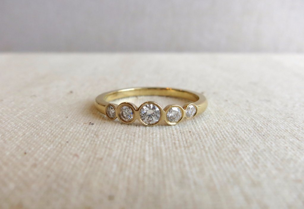 Tapered bezel deals setting